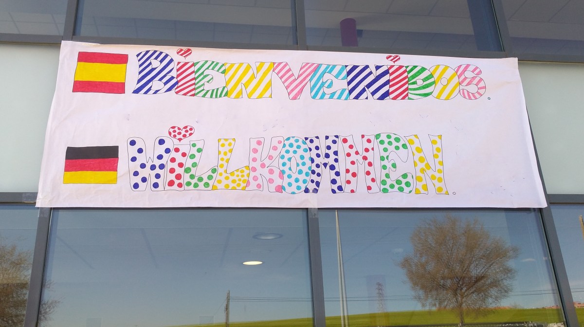 Plakat bienvenidos willkommen an Fenster